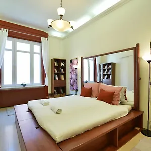 ultra-central-homey-apartment-at-synagogue.inbudapesthotels.com/